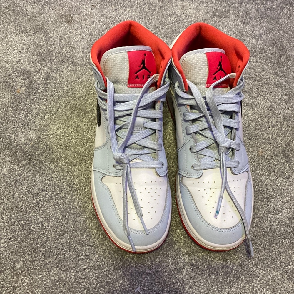 Air Jordan 1s size 6y.
